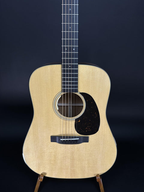 Martin D-18E -