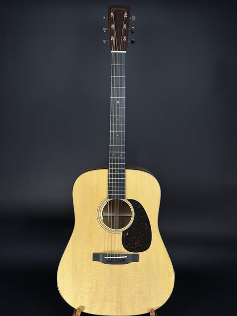 Martin D-18E -
